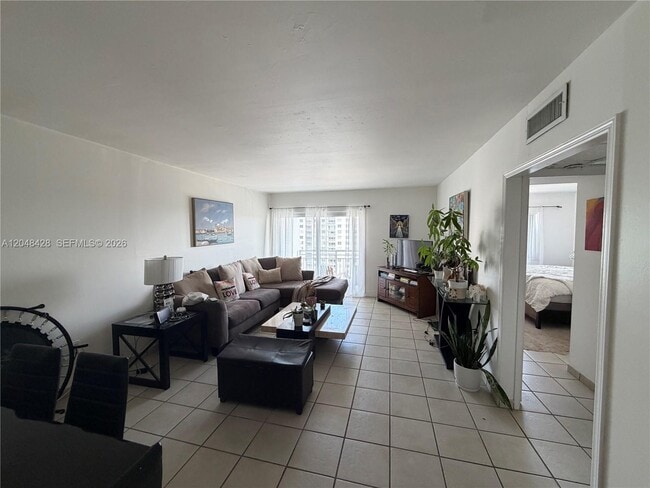 Building Photo - 400 Kings Point Dr