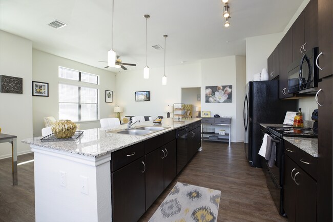 Foto principal - Hot Deal: 1 Month + Waived Fees!