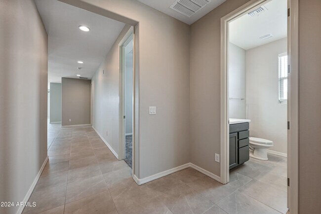 Foto del edificio - 24139 W Hess Ave