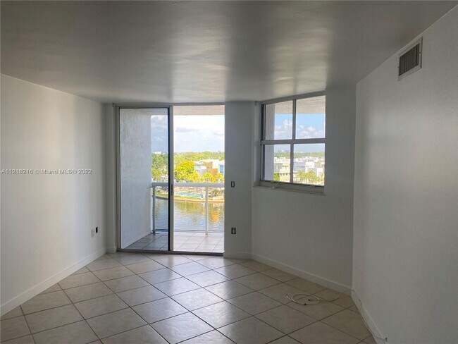 Foto del edificio - 5880  Collins Ave  807 Miami Beach Fl 33140