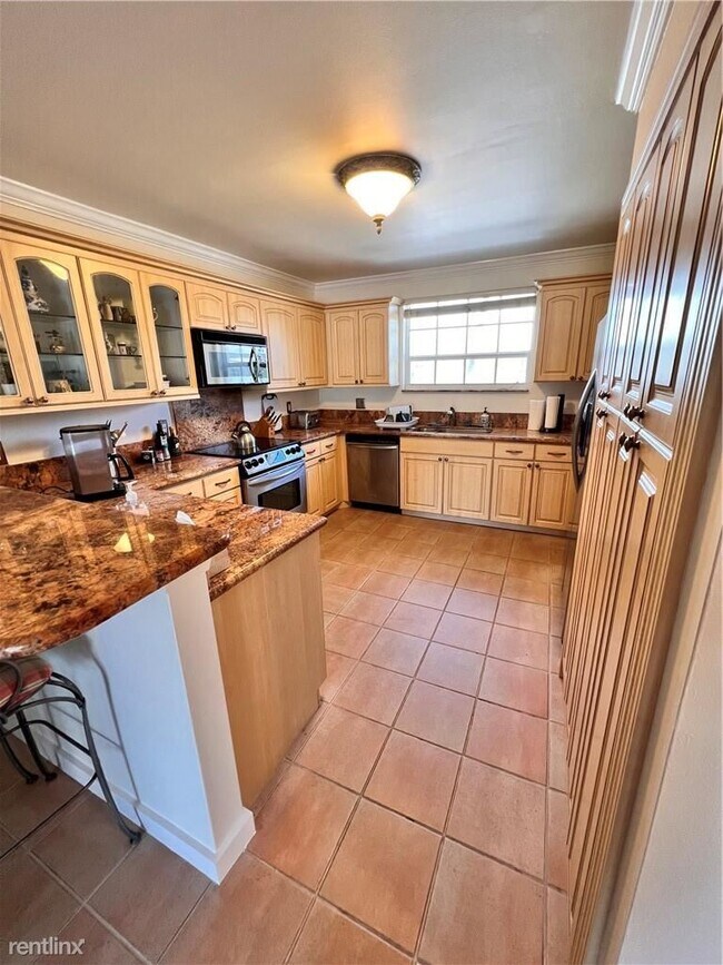 Foto del edificio - 2 br, 2.5 bath Condo - 2810 NE 30th St Apt E