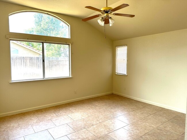 Building Photo - $1,900 Blythe & McKinley, 3 Bedrooms - W. ...