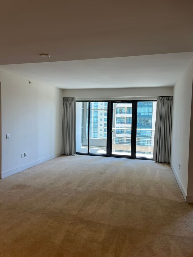 Foto del edificio - Experience upscale living in Downtown San Diego with great views. This is a must see!