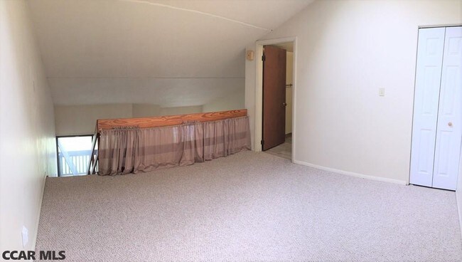 Desván - 800 Stratford Dr