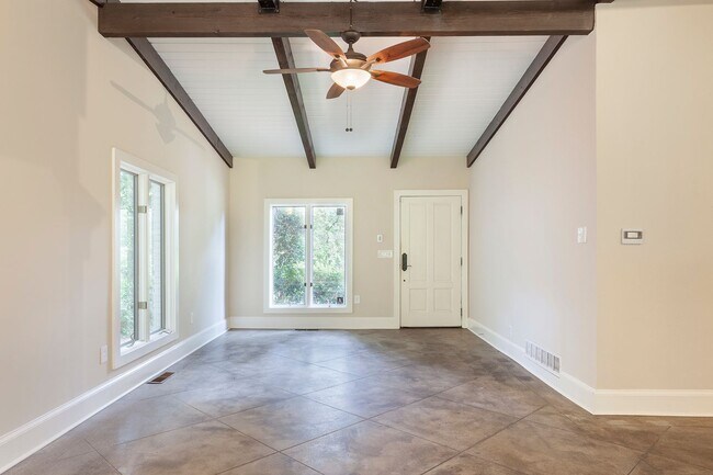Foto del edificio - Spacious 4/3 Home w/ Gorgeous Fenced Backy...