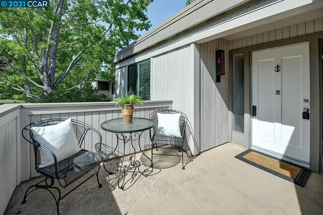 Foto del edificio - 2740 Tice Creek Dr