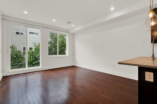 Building Photo - Beautiful huge 3 bed 3 full bath available...