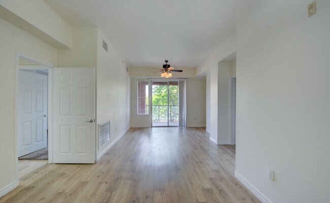 Foto del edificio - Park Avenue Mid Rise Condo. All HOA Amenities