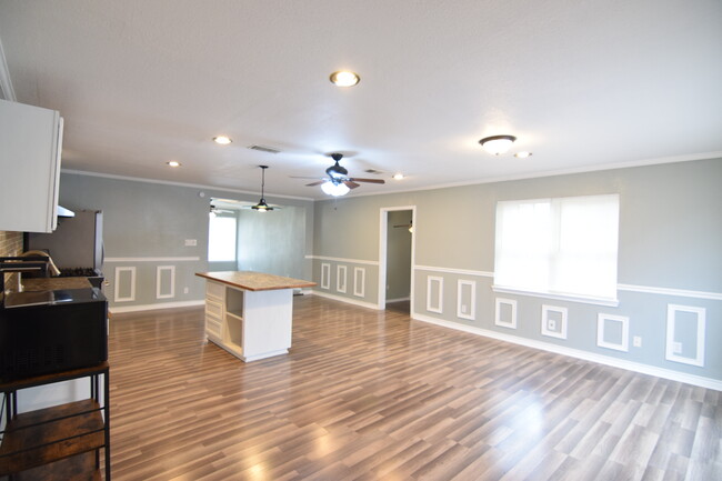 Building Photo - 3107 Longview Dr