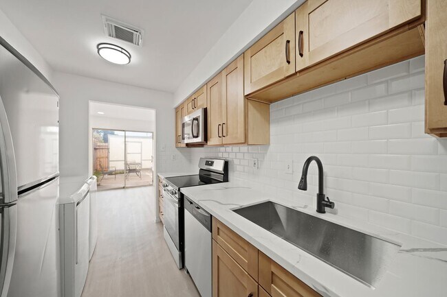 Foto del edificio - 7949 Ellinger Ln