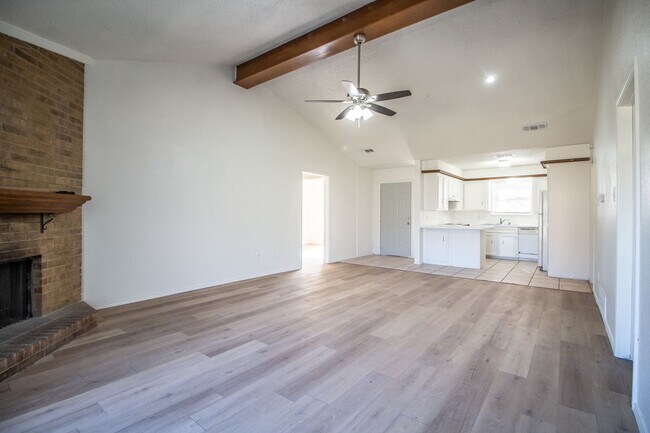 Foto del edificio - Pre Leasing - April 15th 2026 - Great 3 bedroom 2 bathroom house in South Lubbock!