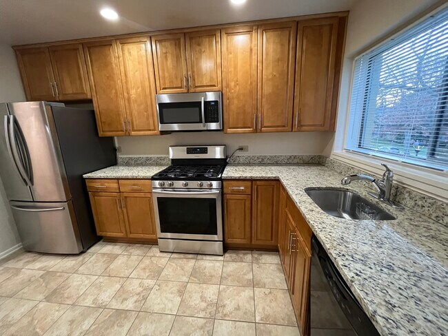 Kitchen - 10643 Weymouth St