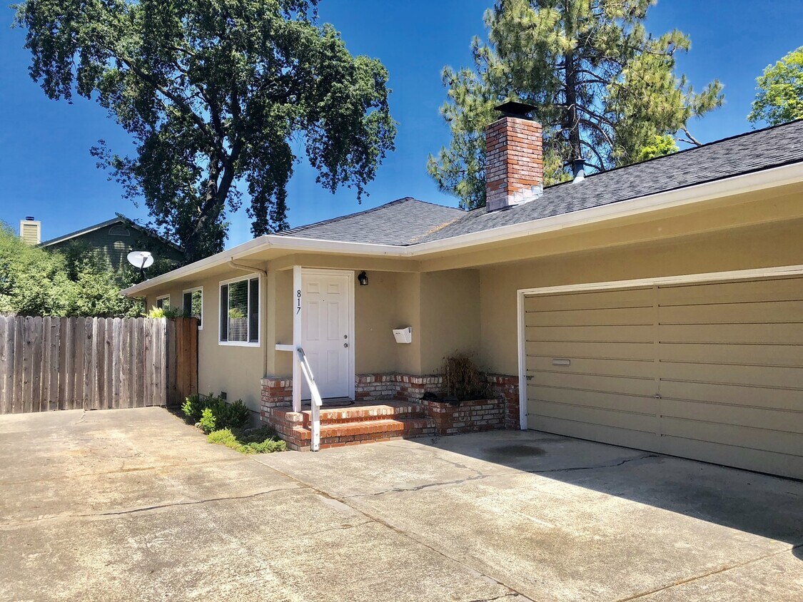 Primary Photo - Duplex available in downtown Santa Rosa wi...