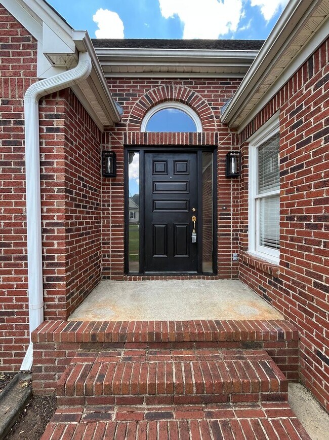 Building Photo - 3BR Home in Heartwood Place with large fen...