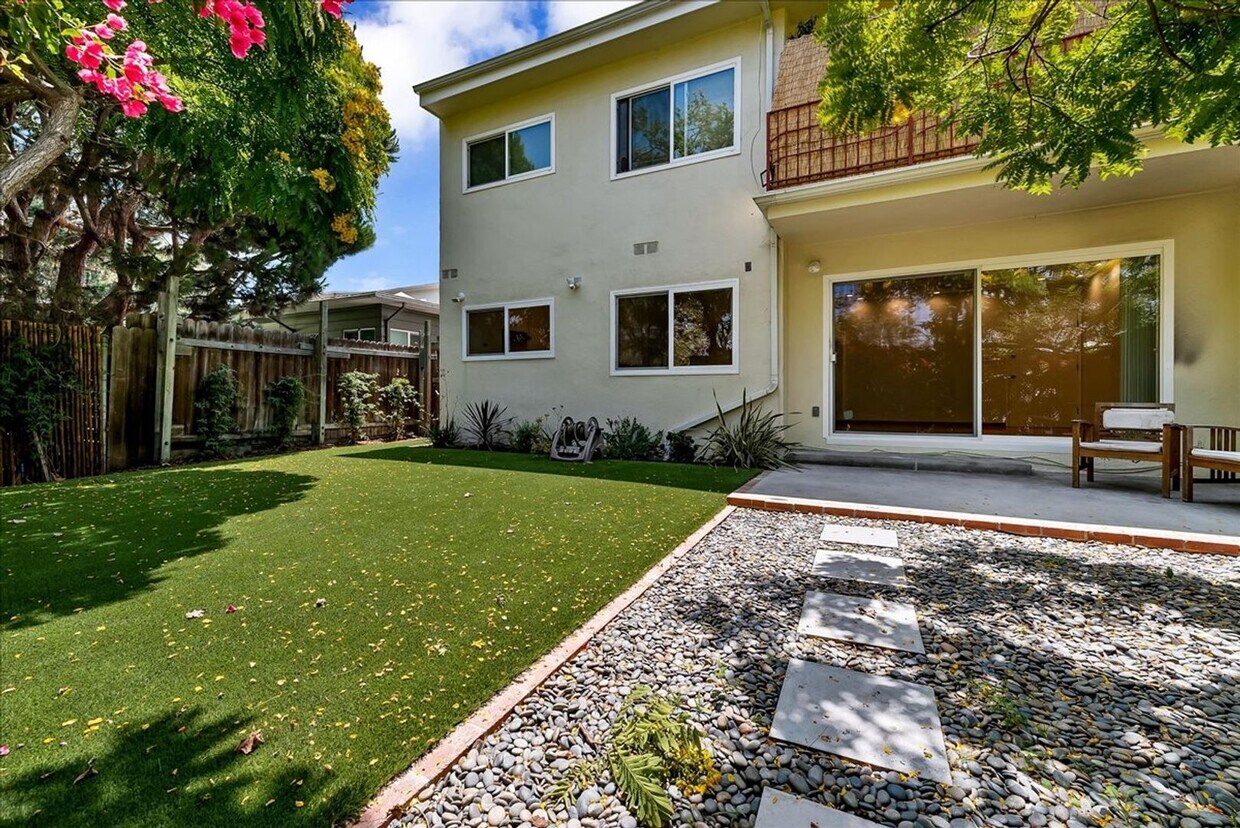 Primary Photo - Large Private Backyard! Minutes from Abbot...