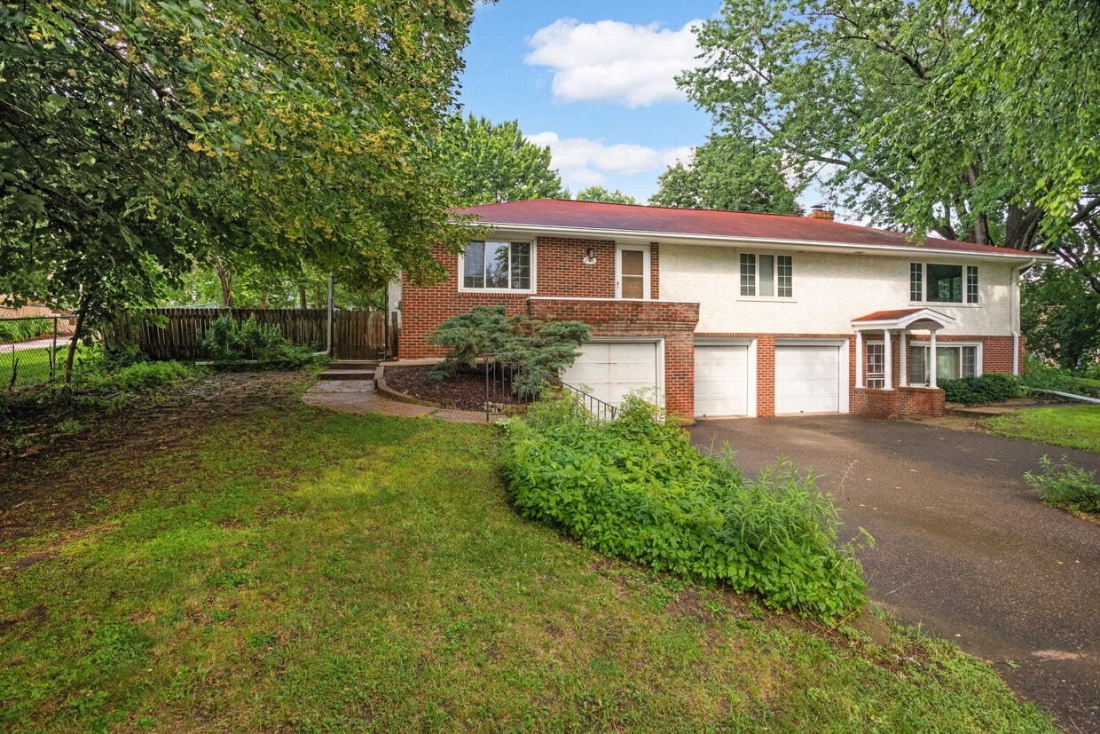 Primary Photo - 2523 Maple Ln