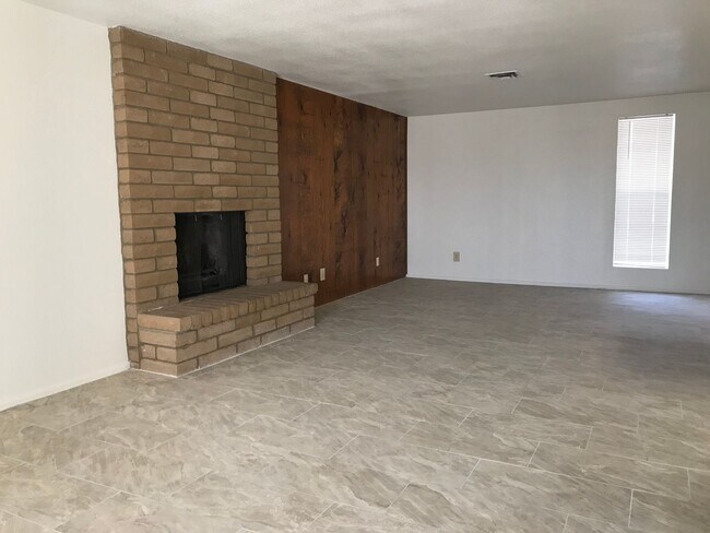 Building Photo - Chandler 3 Bedroom 1.75 Bathroom - Fireplace