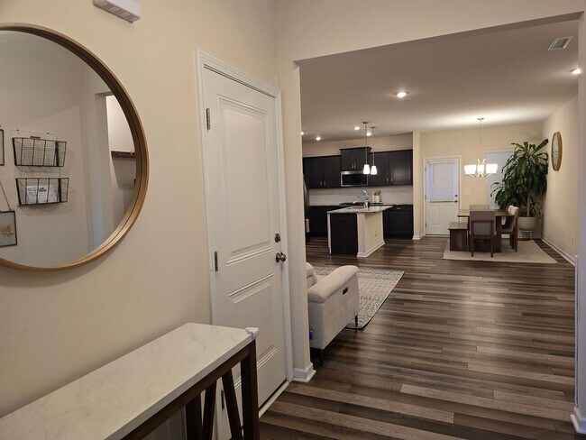 Foto del edificio - Spacious 3-Bed / 2.5-Bath Townhome near RTP! FREE TV & INTERNET! Reverse Osmosis Purification Sys...