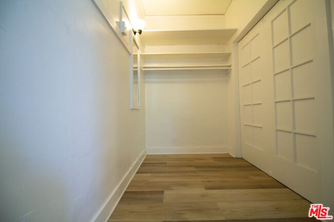 Building Photo - 1316 N Mariposa Ave
