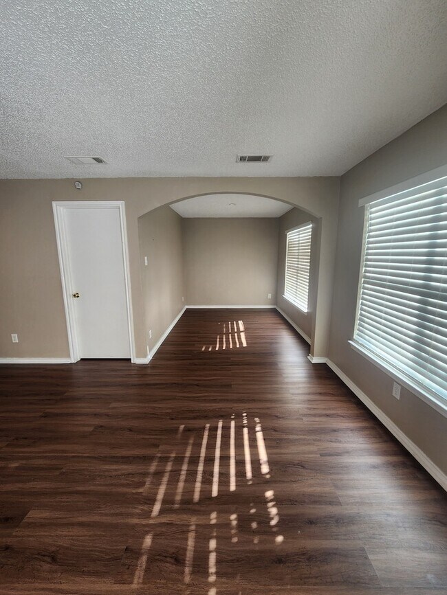 Foto del edificio - 4 bed 2 bath home