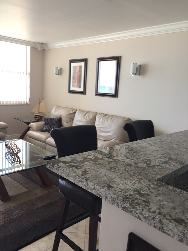 Foto del edificio - 3180 S Ocean Dr