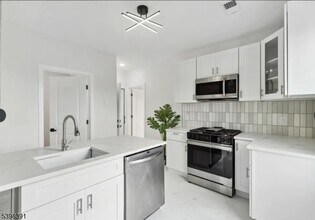 Building Photo - 165 Garden Ave