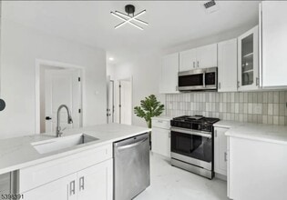 Building Photo - 165 Garden Ave