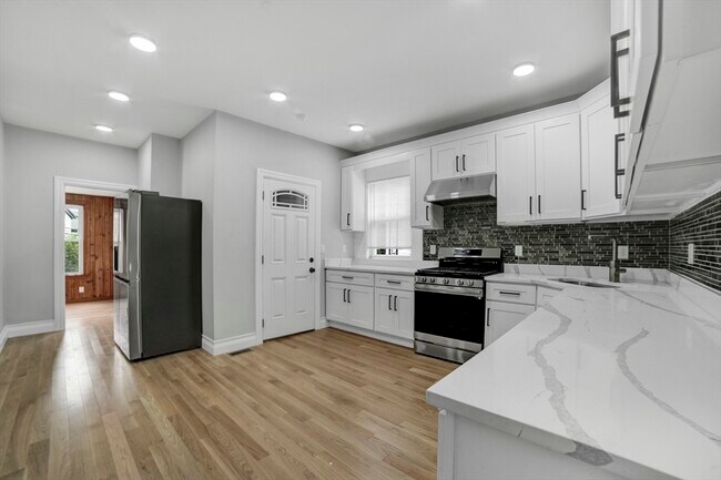 Building Photo - 68 Pleasant St