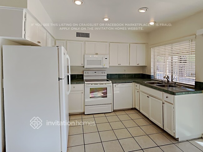 Building Photo - 4019 E St John Rd