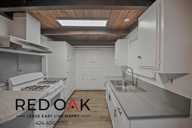Foto del edificio - Outstanding Two Bedroom with Spacious Room...