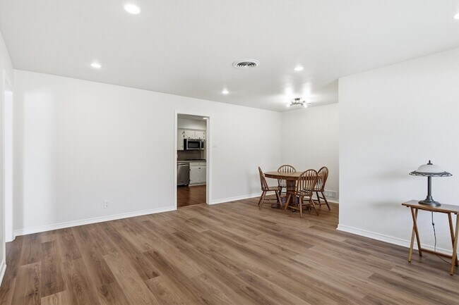 Foto del edificio - 8739 Ukiah Dr