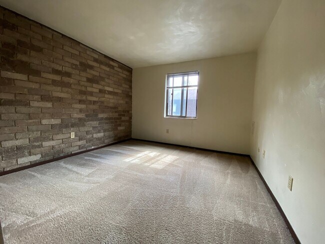 Foto del edificio - Amazing 1 Bedroom with Beautiful Exposed Brick! Off-Street Parking & Laundry Included!