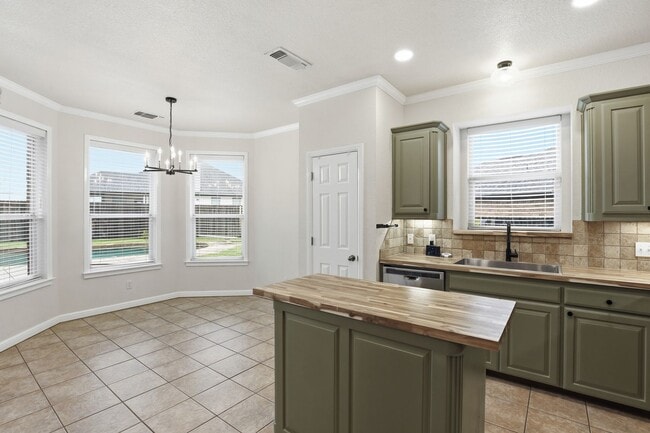 Building Photo - Captivating in Cleburne