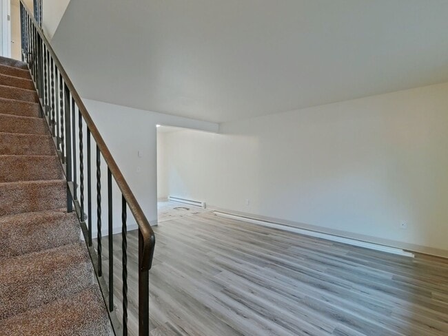 Building Photo - 2 Bedroom Apartment~ Near 9th Street ~ Sma...