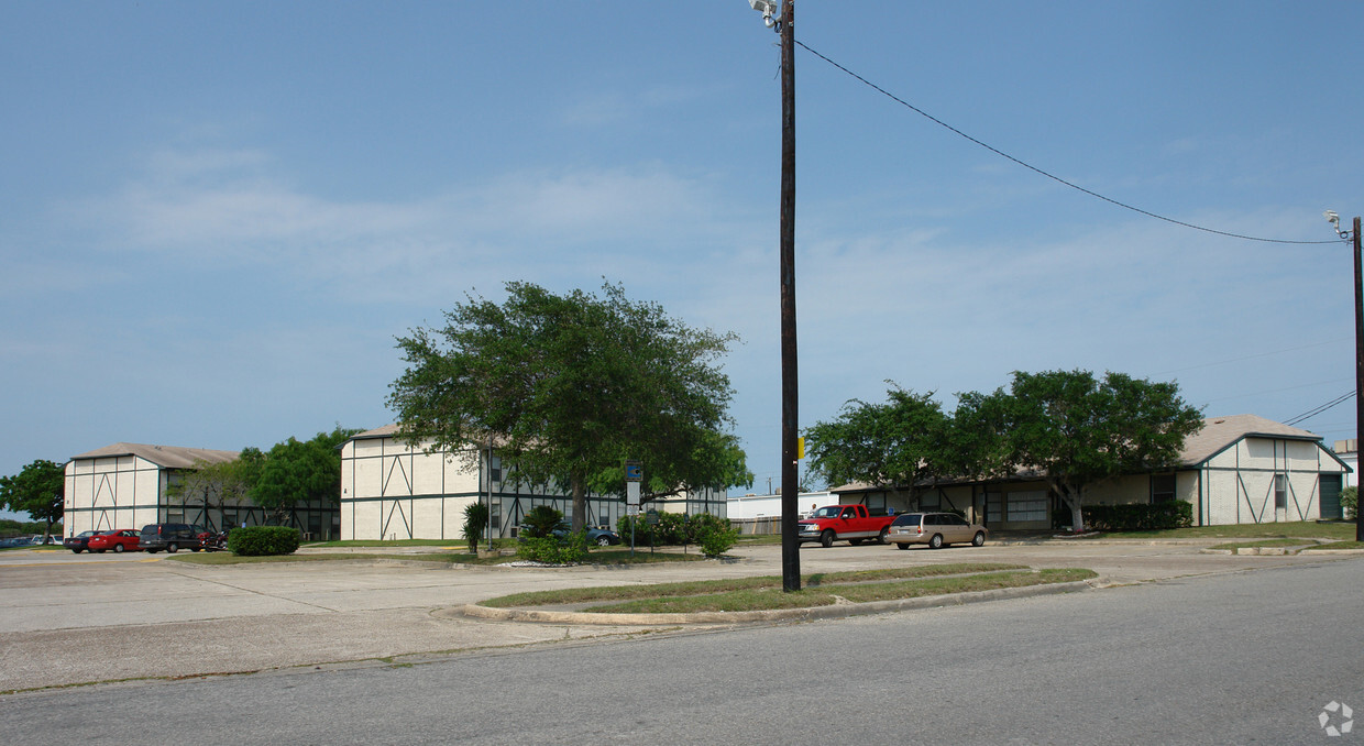 Building Photo - Castle Manor Apartments