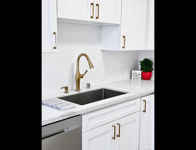 Foto del edificio - Spacious 1 & 2 Bedroom Apartments