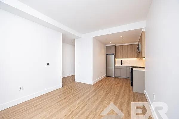Foto del edificio - 2230 Cropsey Ave