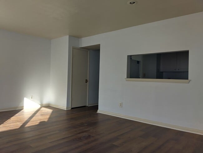 Foto del edificio - Light filled 3bd/1.5ba with hardwood throughout