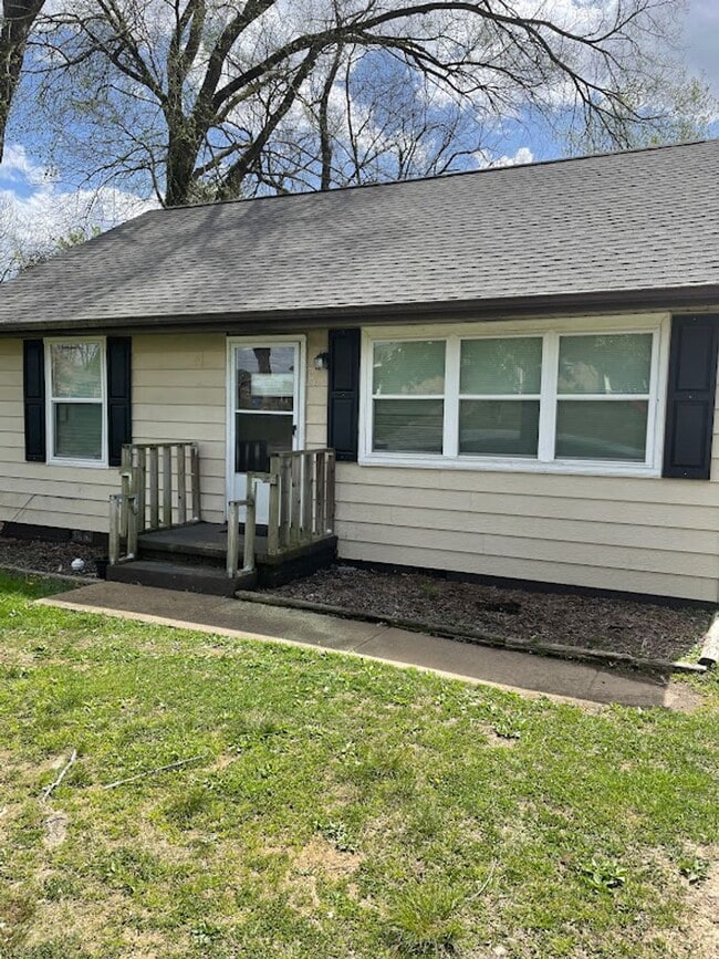 Centrally located 3/2 house - Centrally located 3/2 house