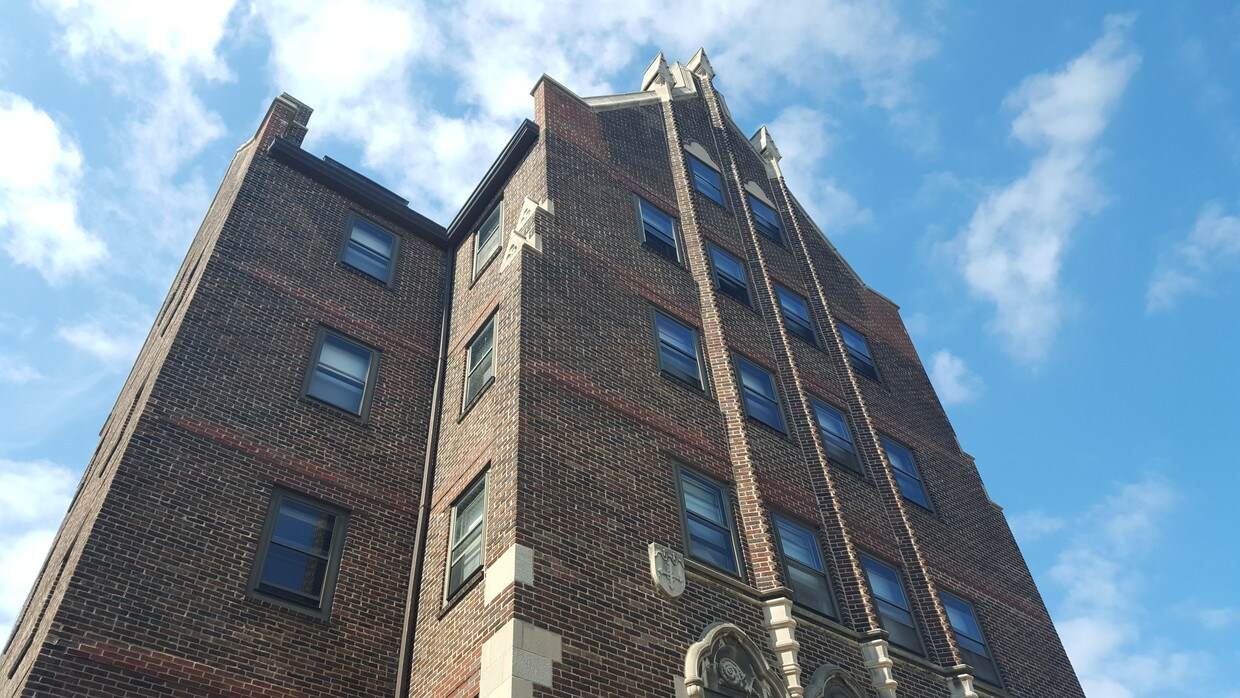 5748 Blackstone Apartments Apartments in Chicago, IL