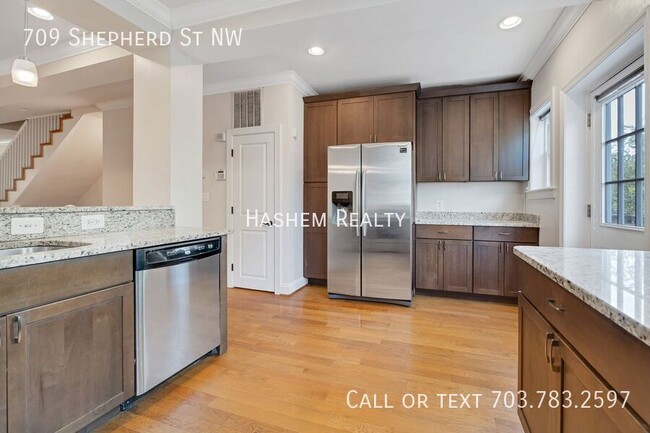 Foto del edificio - Spacious 4 Bedroom House in Washington, DC!