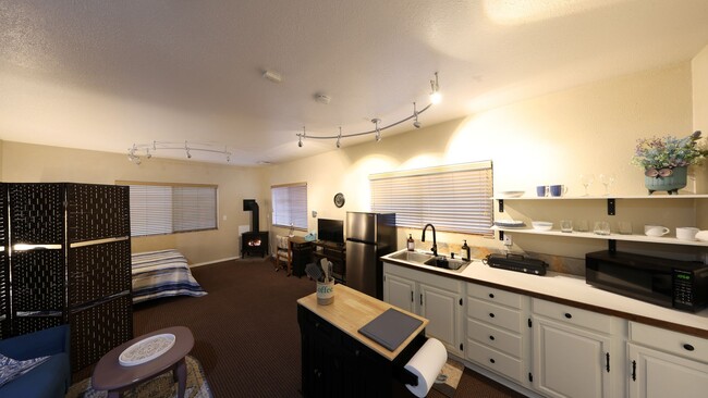 Building Photo - Studio - 1 Bath - Utilities Included - Shared Laundry