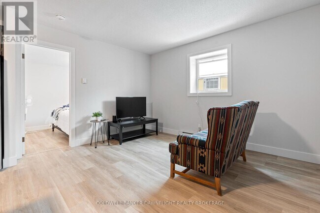 Photo du bâtiment - 383-383 Main St S