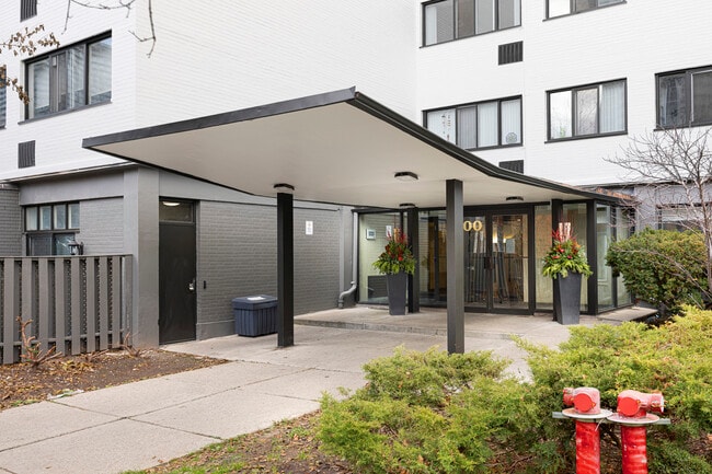 Building Photo - 100 Gloucester St