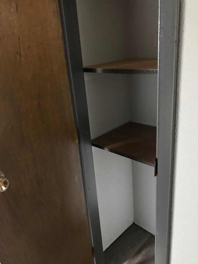 Amplio armario para ropa blanca. - 204 E 2nd St