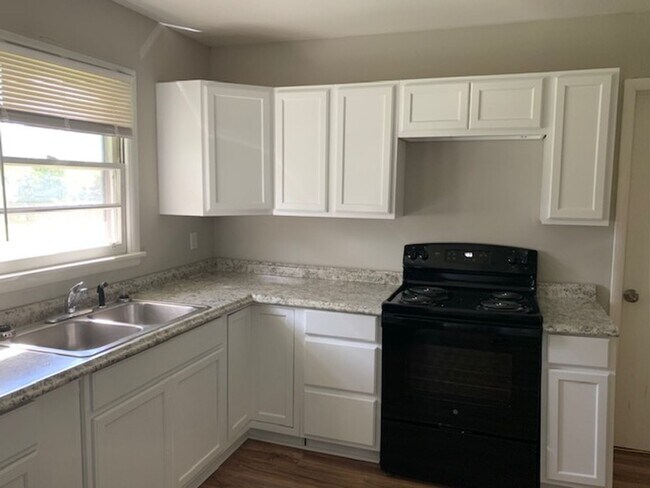 Foto del edificio - THREE BEDROOM/TWO BATH SPACIOUS RANCH - CO...