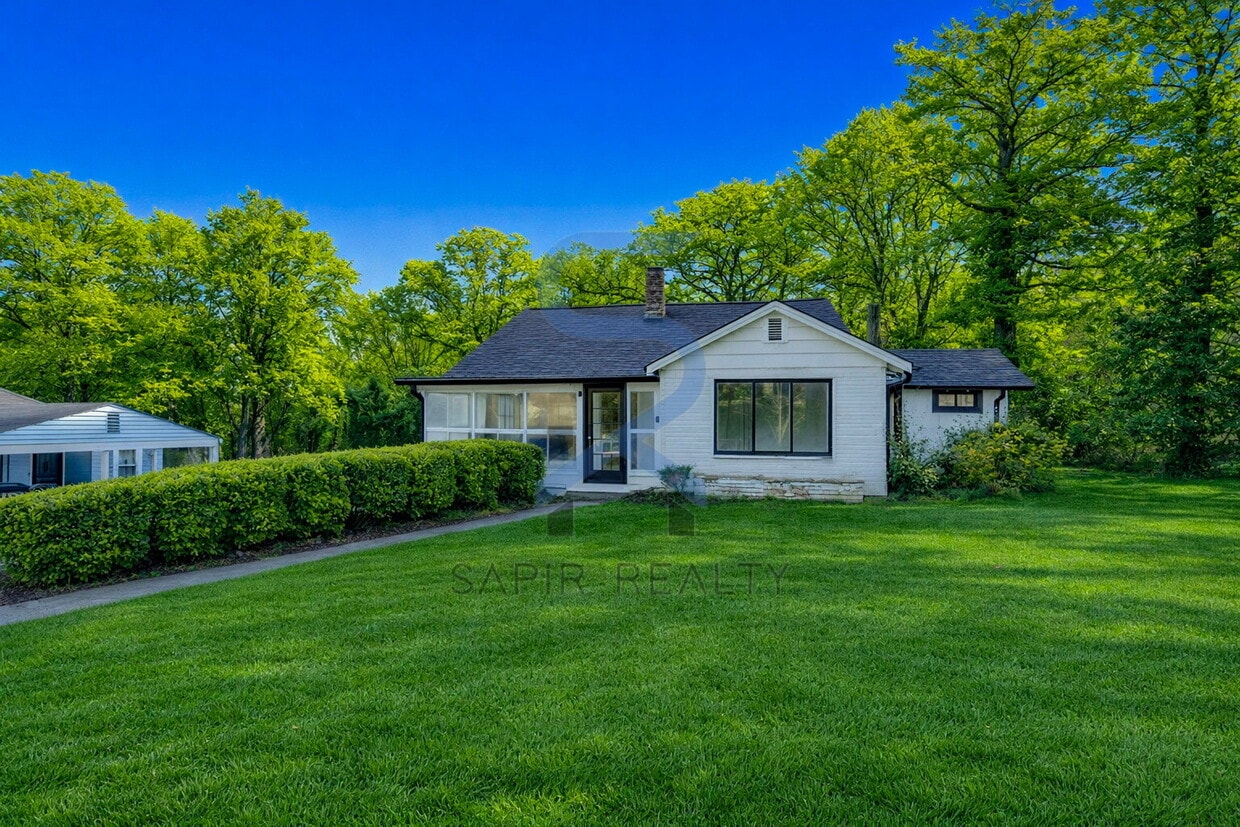 Charming 3-Bedroom Haven with 2 Baths and 1728 Sq Ft of Comfort on Lynhurst Dr SW! - Charming 3-Bedroom Haven with 2 Baths and 1728 Sq Ft of Comfort on Lynhurst Dr SW!