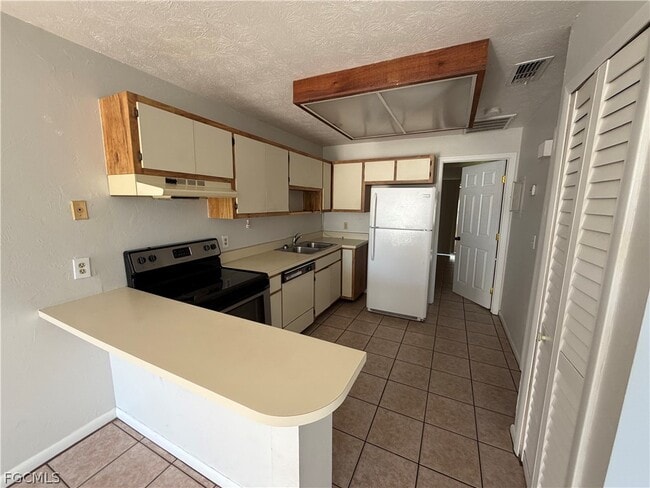 Foto del edificio - 3417 SW Santa Barbara Pl