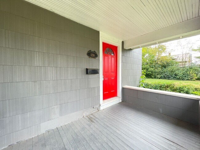 Foto del edificio - Home on Calumet:New Year, New Home: 50% Of...
