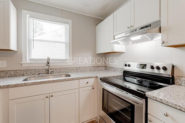 Building Photo - REDUCED!